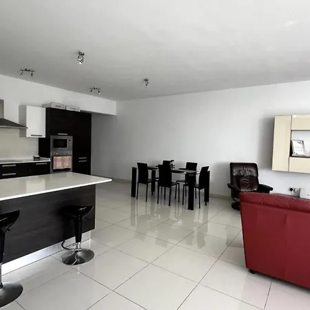 Spacious With En-suite And Balcony 홈스테이 Is-Swieqi
