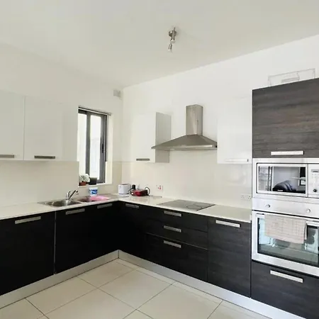 홈스테이 Spacious With En-suite And Balcony *